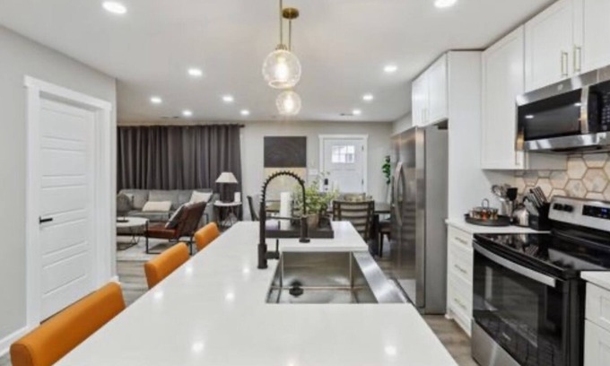 Atlanta House | Touch of Paradise/Charming 3-bedroom house with WiFi and AC in awesome Atl