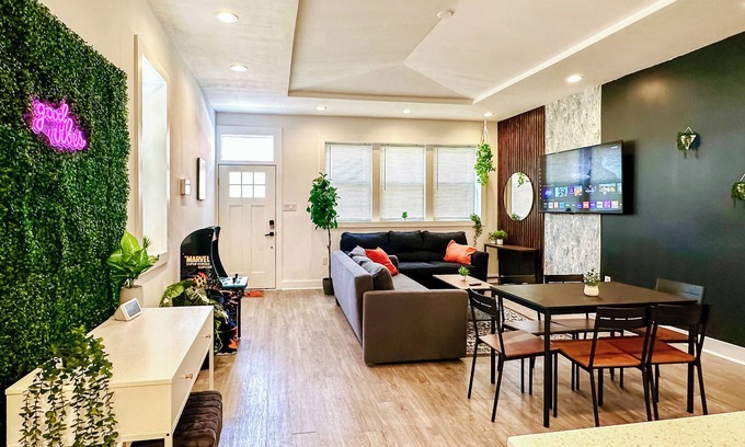 Point Breeze House | Townhouse Duplex w Arcade & Patio