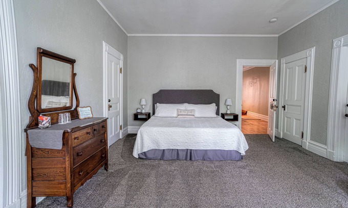 Towanda Bed & Breakfast | Tracy Room with EnSuite Bath