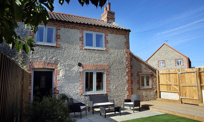 Bacton Cottage | Traditional flint cottage with HOT TUB, 2 mins from secluded beaches & pub!