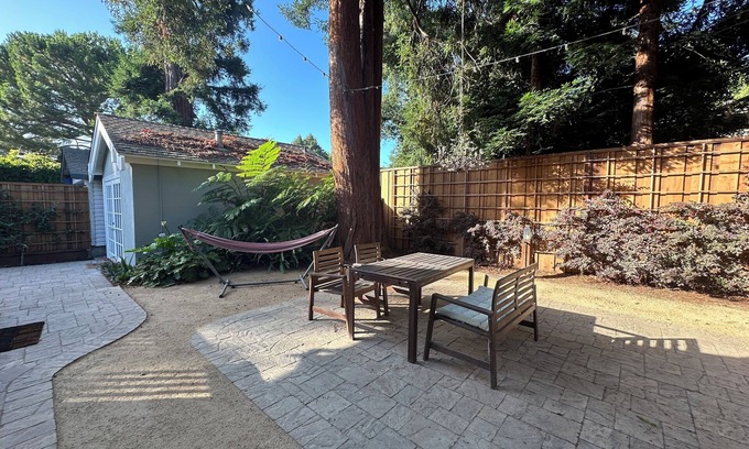 The Willows Cottage | Tranquil cottage with WiFi in charming Palo Alto