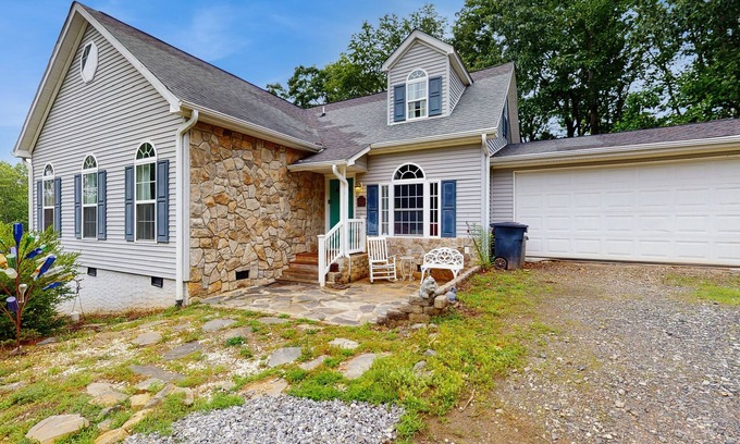Arden House | Tranquil Dog- Friendly Riverfront Home with Fill Kitchen and WIFI