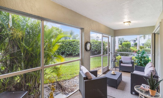 Kings Lake Condo | Tranquil First-Floor Condo with Lanai, Pool & Lake in Naples