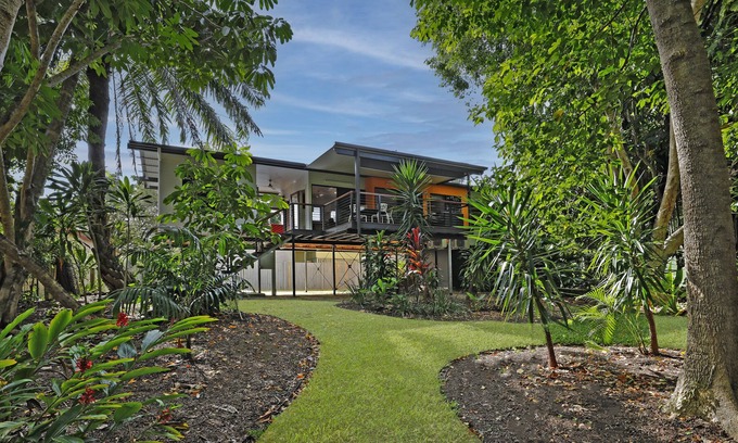 Manunda House | Treehouse Close to the City with Private Garden