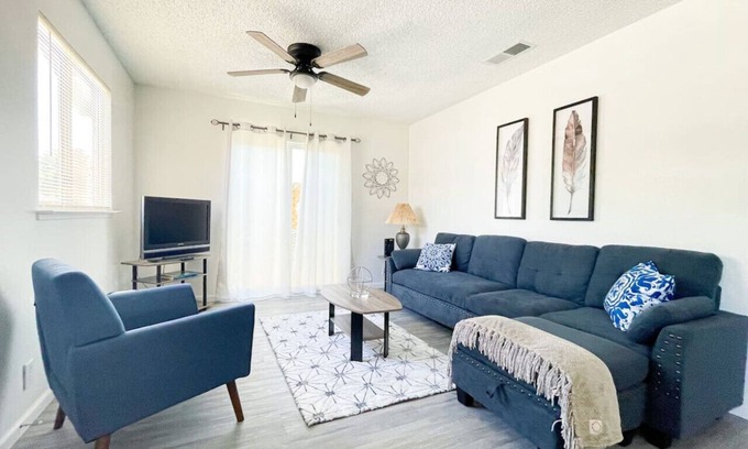 Coalinga Apartment | Trendy Ivy 2-bedroom Apartment near DT Coalinga