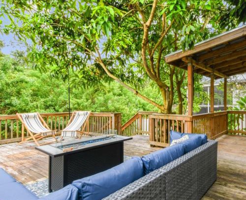 Port Tampa City House | Tropical Retreat- Pet & Family Friendly, Hot Tub, Fire Pit, Deck, Grill, 5 min to Beach