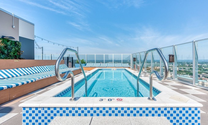 Old Louisville Apartment | TWO 800 Tower Cozysuites w sky Pool Lounge 7flr