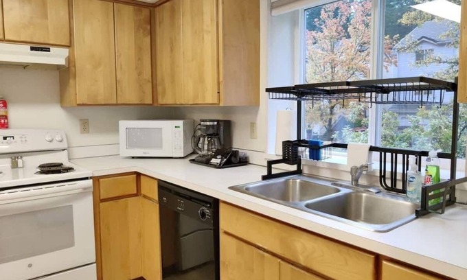 Corvallis House | TWO side-by-side dwellings for your giant group