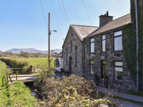 Dinas House | Ty Newydd