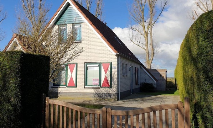 Breskens House | Type Zeemeeuw located at the Schoneveld holiday park is a tough holiday home with great comfort (87 m2). Around the House there is a garden with driveway for the car.