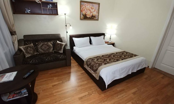 Shevchenkivs'kyi District Apartment | 53 m² Apartment ∙ 2 bedrooms ∙ 4 guests