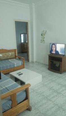 Monastir Apartment | une chambre, un salon, cuisine et balcon