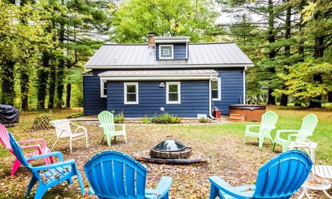 Union Pier Cottage | UNION PIER HOME WITH PRIVATE HOT TUB OPEN YEAR-ROUND!