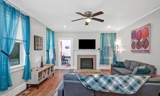 Eau Claire House | Unique 3BR | Sleeps 6 | Close to Everything!