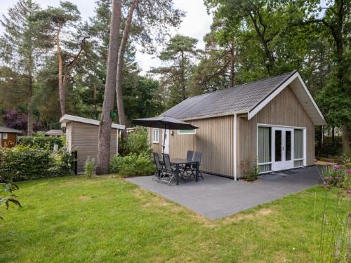 Bosgebied Hoenderloo House | Unique Chalet by the Pond