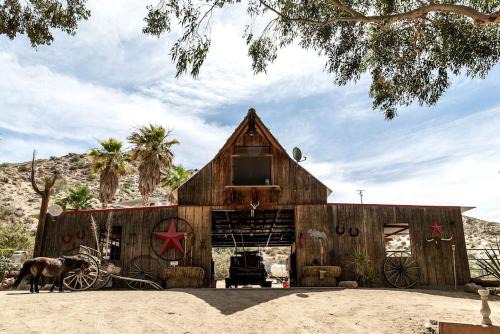 Morongo Valley House | Unique Desert Experience for a Romantic Getaway Ideal for Exotic Animal Lovers in Morongo Valley, California.
