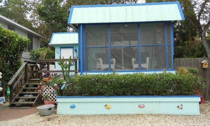 Bowens Addition Boat Rental | Unique Houseboat On Dry Lot Perfect Romantic Getaway Or Family Friendly & Pet OK