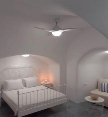 Megalochori House | Unique small stonehouse at Thira