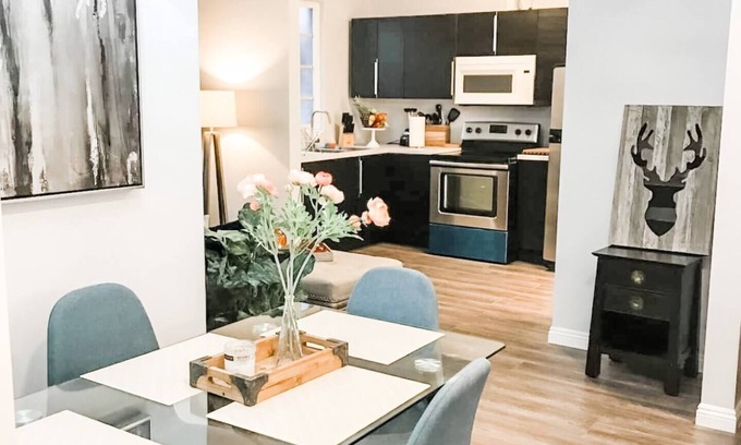 Pacific Terrace Hotel | UNIT #1 2-bedroom/1-bath 500 sq. ft suite with Parking & 4 Beds including a full kitchen