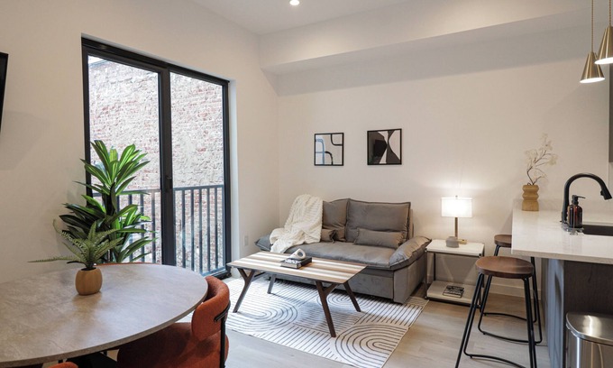 Shaw Bed & Breakfast | Unit 6: Studio/Queen +Sofa Bed in the heart of DC