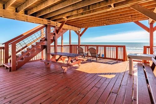Surfside Beach House | Unobstructed Oceanfront SEA TURTLE Unit 2 Beach Pad!