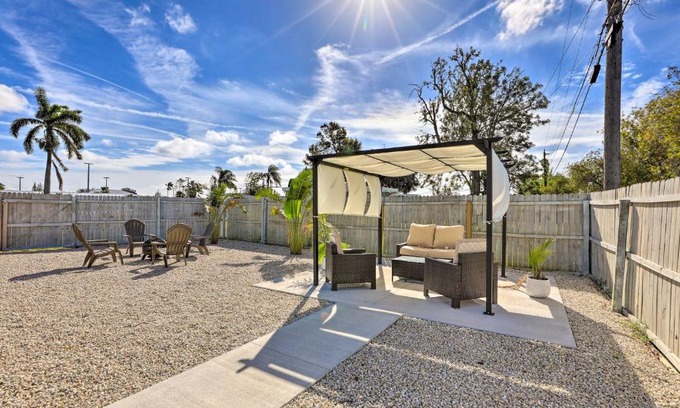 South Bradenton House | Updated Bradenton Home Fire Pit, Fenced Yard