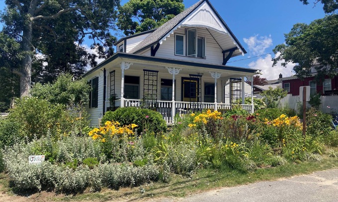 Buzzards Bay Cottage | Updated Gingerbread cottage 100 steps from beach