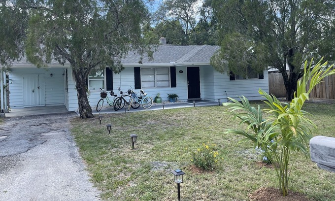 Alta Vista House | Updated pet friendly 3bed/2bath minutes from downtown and beach.