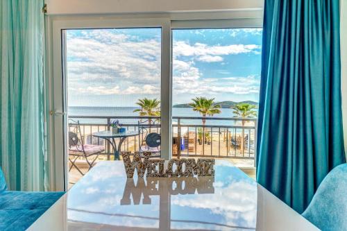 Nea Peramos Apartment | Upper Deck Apt.