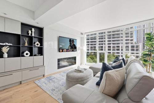 Fort York Apartment | Upscale 2BR Condo Downtown TO Gem w Parking