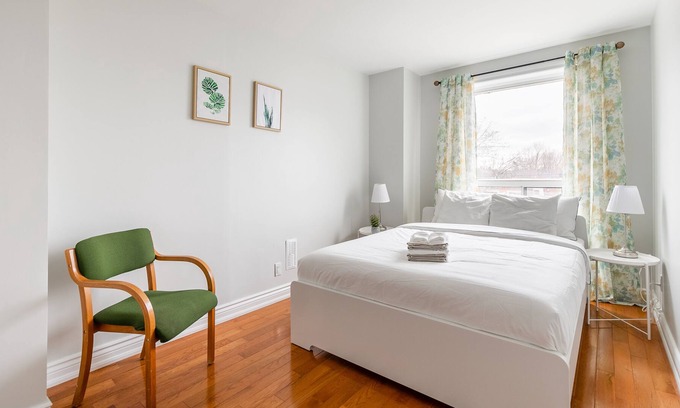 Little Italy Apartment | Upscale 2BR Condo - Heart Of Trinity Bellwoods!