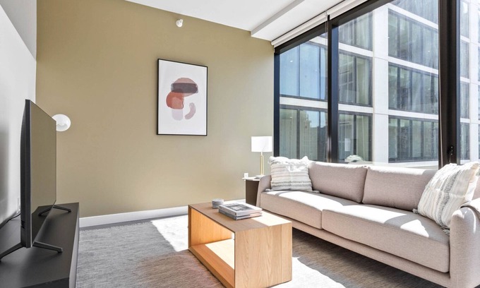 South Loop Apartment | Upscale South Loop 1BR w/Pool, Gym & Spa, nr Grant Park, by Blueground