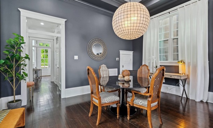 East Riverside House | Uptown Designer Home l 3 bedroom l 3 blocks to Magazine St
