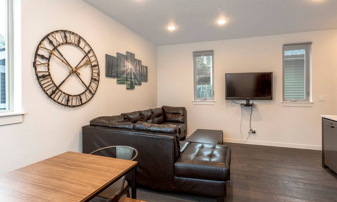 Lawton Park Villa | Urban Oasis - Sleeps 8! Ultra Modern Seattle Condo