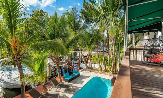 Hendricks and Venice Isles Apartment | PRIVATE OASIS 7 BEDROOM-6 BATH FOR 15 GUESTS