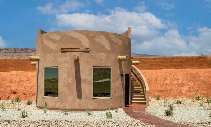 Virgin RV Rental | Ute Cliff Dwelling - 2QB W/Hot Tub and Roof Deck