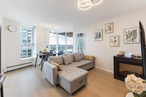Crosstown Apartment | Vancouver Downtown City View 3BR Condo with Pool Gym Sauna Near Subway & Arena