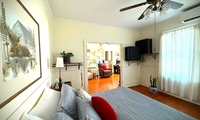 Brenham House | Vanilla Dream Suite at The Brenham House Steps from Downtown