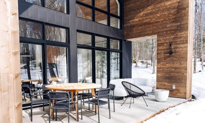 Val-des-Lacs Ski Chalet | VDL Rock Haus Summary