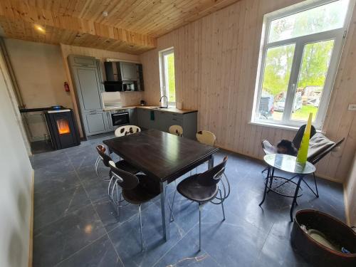 Jelgava Apartment | Ved flod nær slot og park i stille centrum