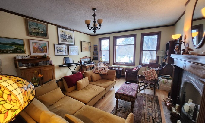 Sunnyside Apartment | VERY CHIC BASE FOR STAMPEDE, SUMMER MOUNTAIN ADVENTURES .NEED A WRITERS RETREAT?