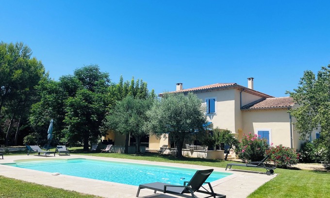 Mazan Villa | Very large villa with swimming pool and air-conditioned rooms + large garden with trees