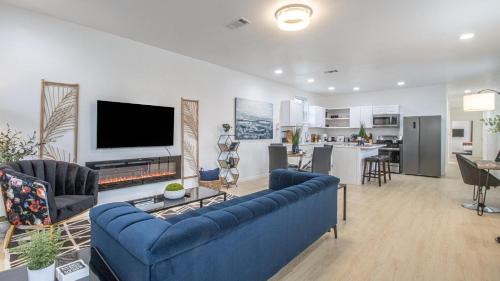 Central City Apartment | Vibrant Blue Luxury Apartment 2316