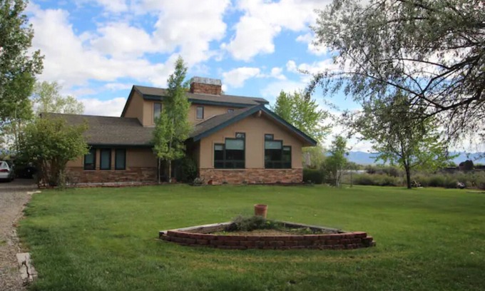 Redlands House | Views and Privacy & on the Tour of Moon Bike Loop!