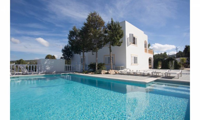 Cala de Bou Villa | Villa Can Vincent is a large villa and pool located on the outskirts of San Antonio Bay