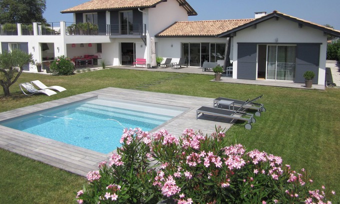 Arcangues Villa | Villa 2 km from Biarritz, 10 people, 5 bedrooms, swimming pool, petanque