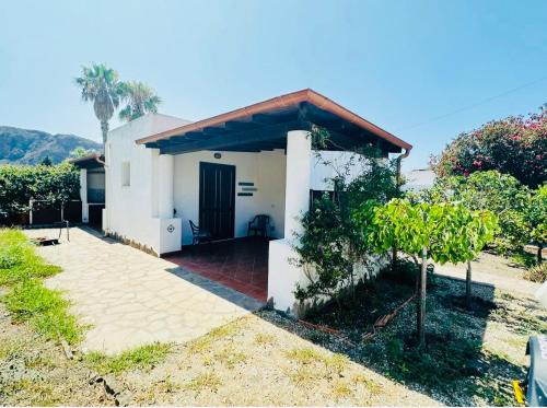 Vulcano Porto House | Villa by the Vulcano - 70mq plus large garden and patio