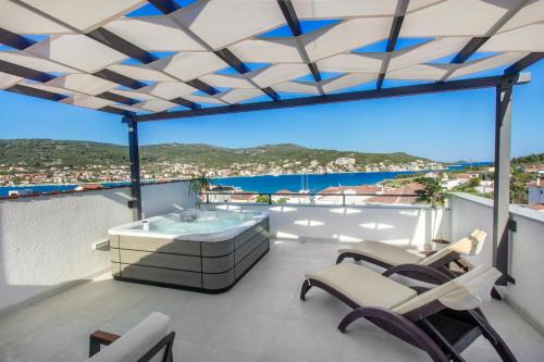 Vinisce Apartment | Villa Dalmatian Child with swimming pool, close to the beach
