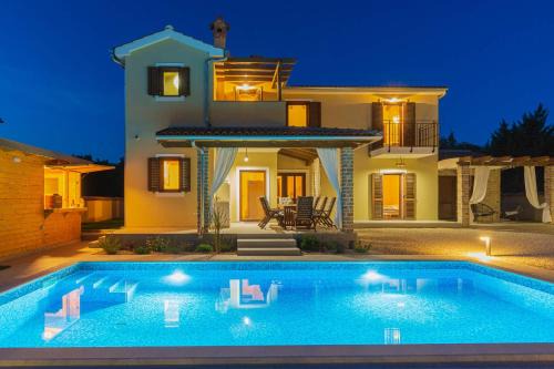Svetvincenat Villa | Villa David - luxurious secluded villa with a heated pool