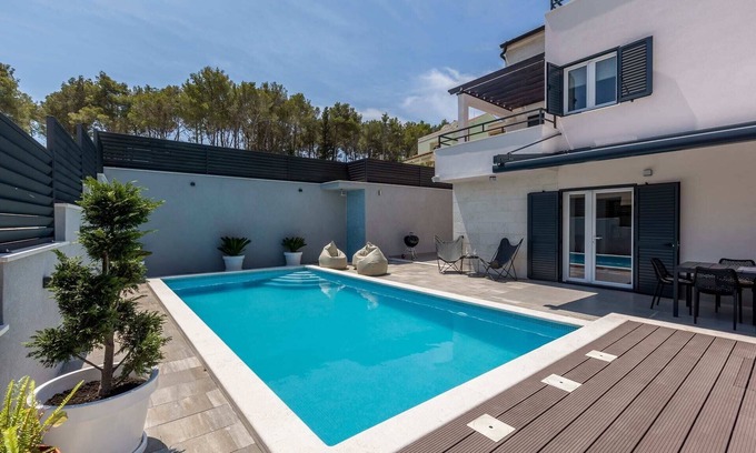 Cove Osibova (Milna) Villa | Villa Del Mar in Milna with a pool, near beach, quite area, sea view, pet friendly, family
